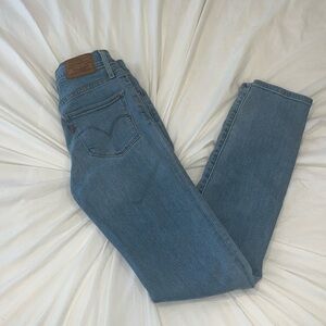 LEVI HIGH RISE STRAIGHT LEGGED JEANS